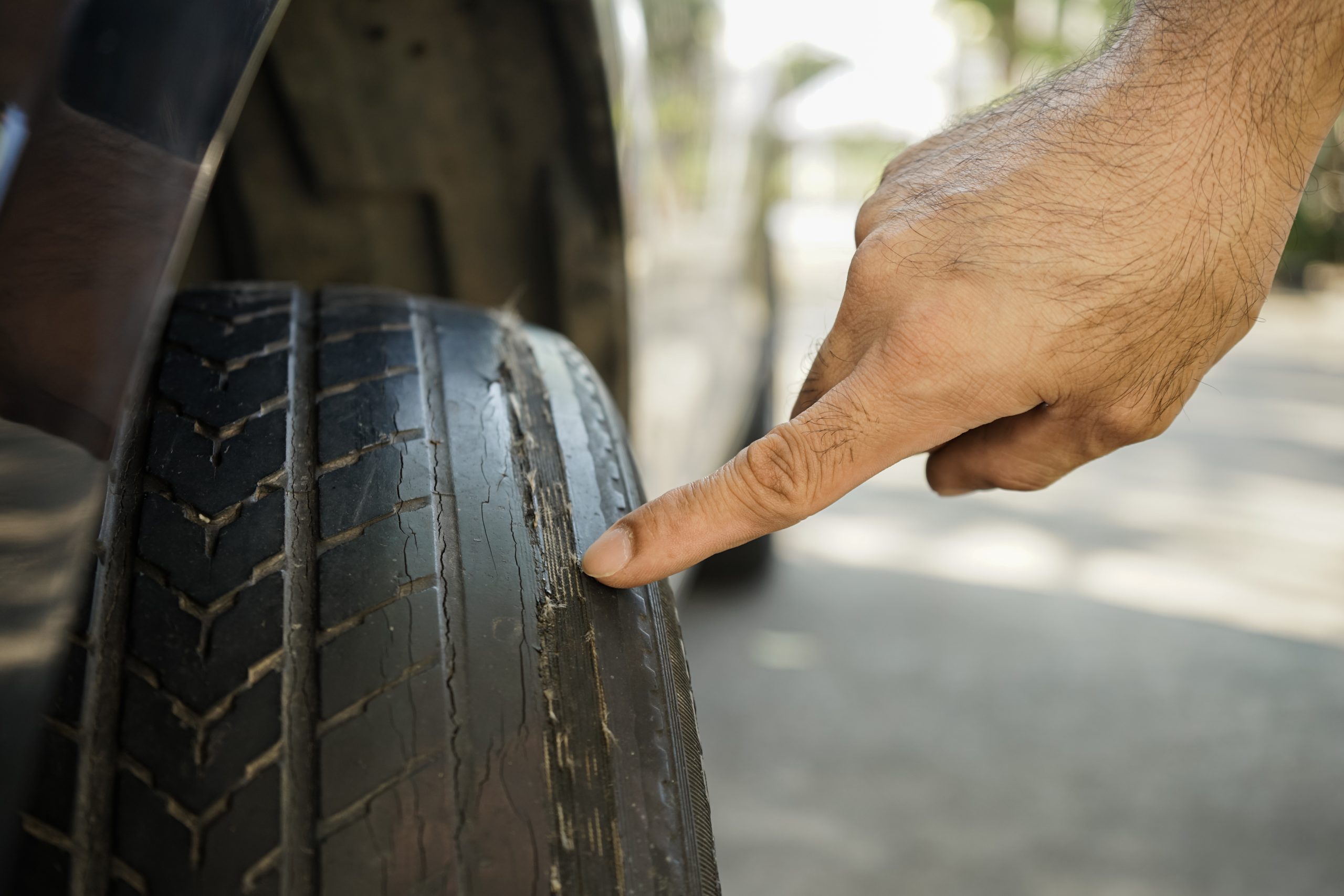 Read more about the article Common Signs Your Car Needs Tyre Repairs